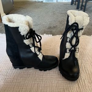 Women’s Sorel Joan or arc Sherpa lined wedges size 8